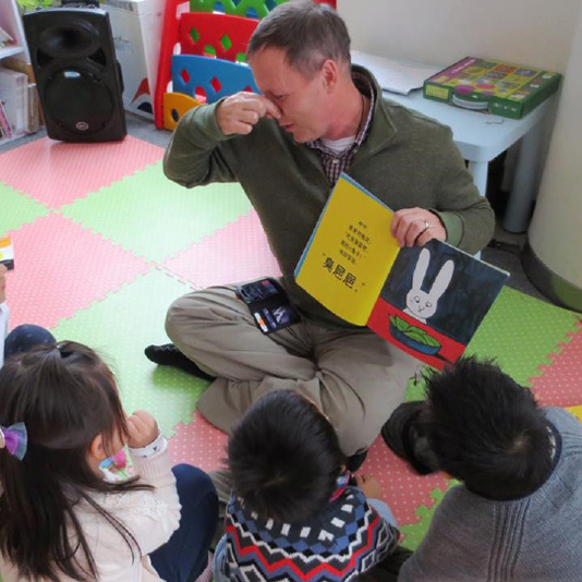 The author reads Stinky Poop to members of Li Na’s Little Leaves children’s library in Shanghai.
