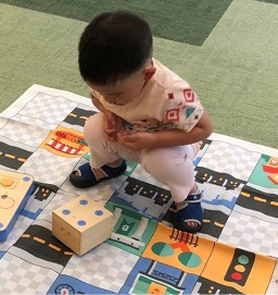 Cubetto lends itself very well to parents and children playing together and telling stories with coding.