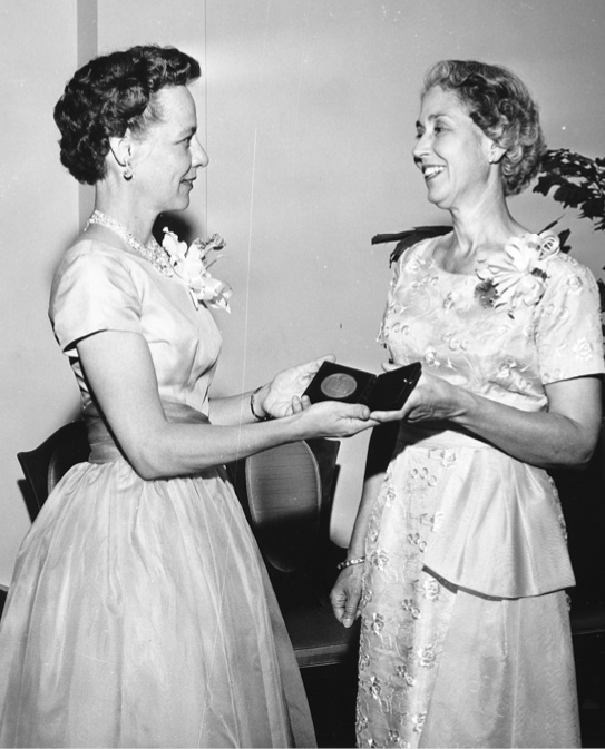 Left: Newbery chair Barbara S. Moody presents the 1962 Newbery Medal to Elizabeth George Speare. Right: Newbery chair Ruth Gagliardo presents the 1963 Newbery Medal to Madeleine L’Engle.